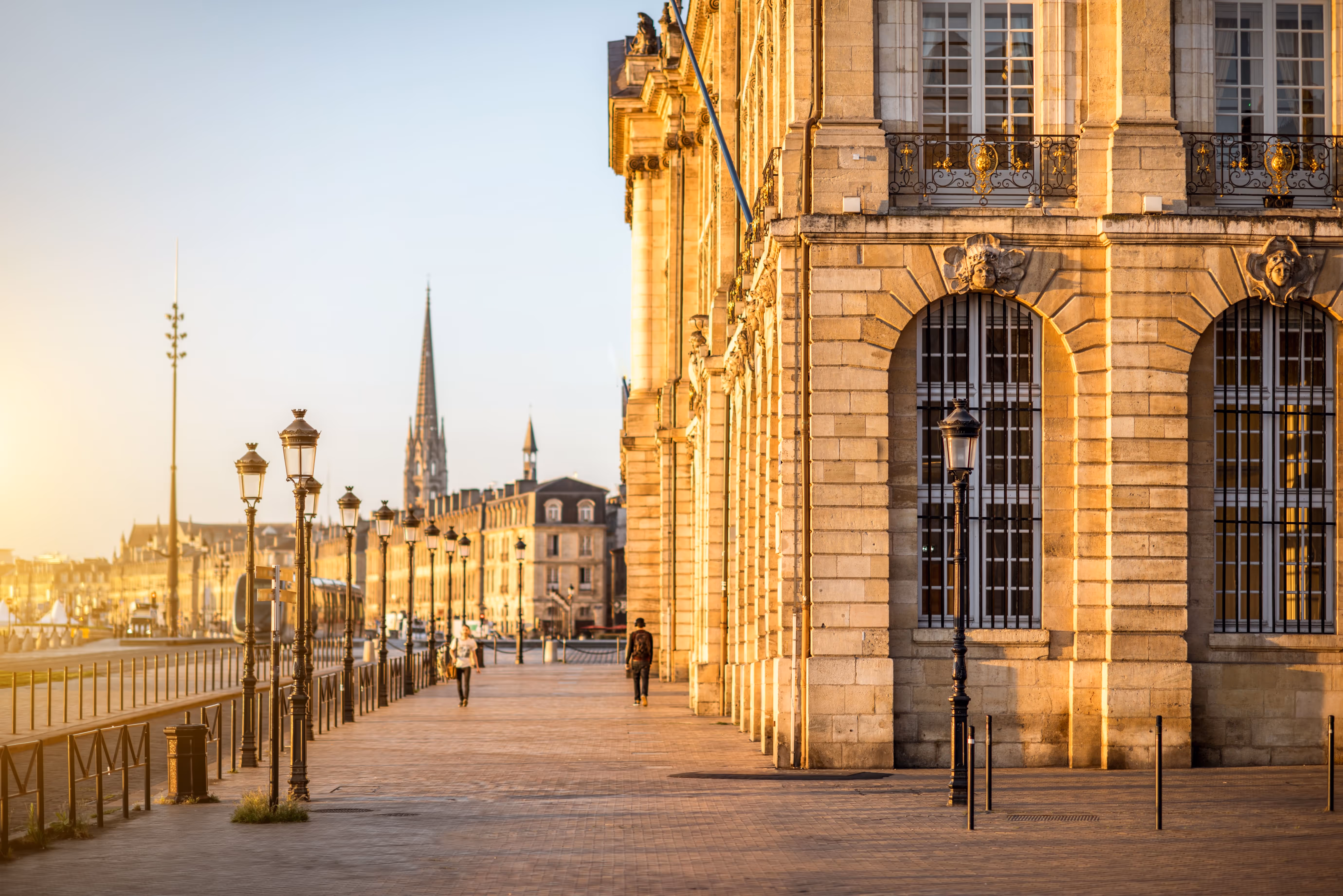 Véhicule d'intervention serrurier d'urgence se déplaçant sur les quais de Bordeaux