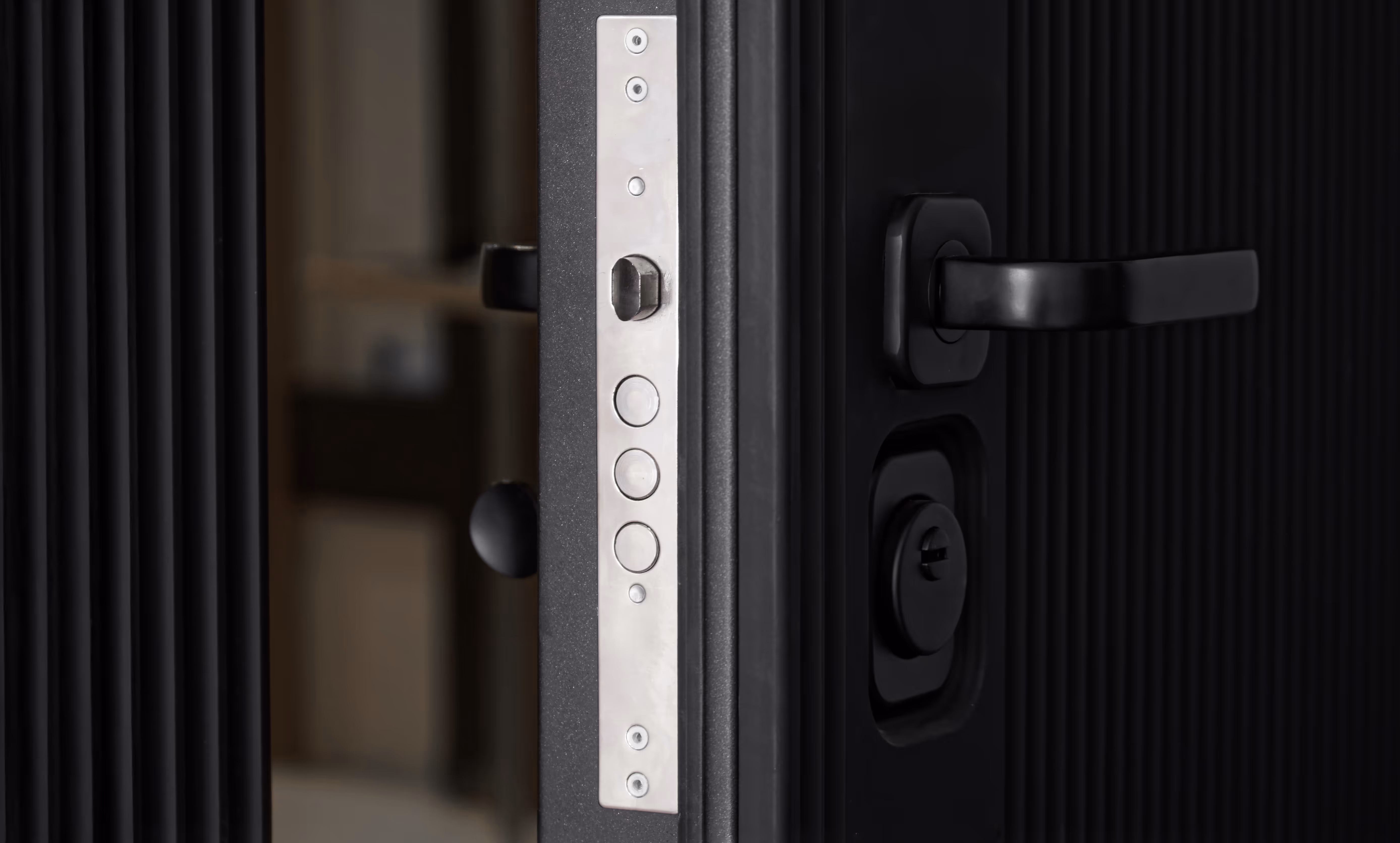Porte blindée noire contemporaine avec serrure haute sécurité multipoints installée à Bordeaux