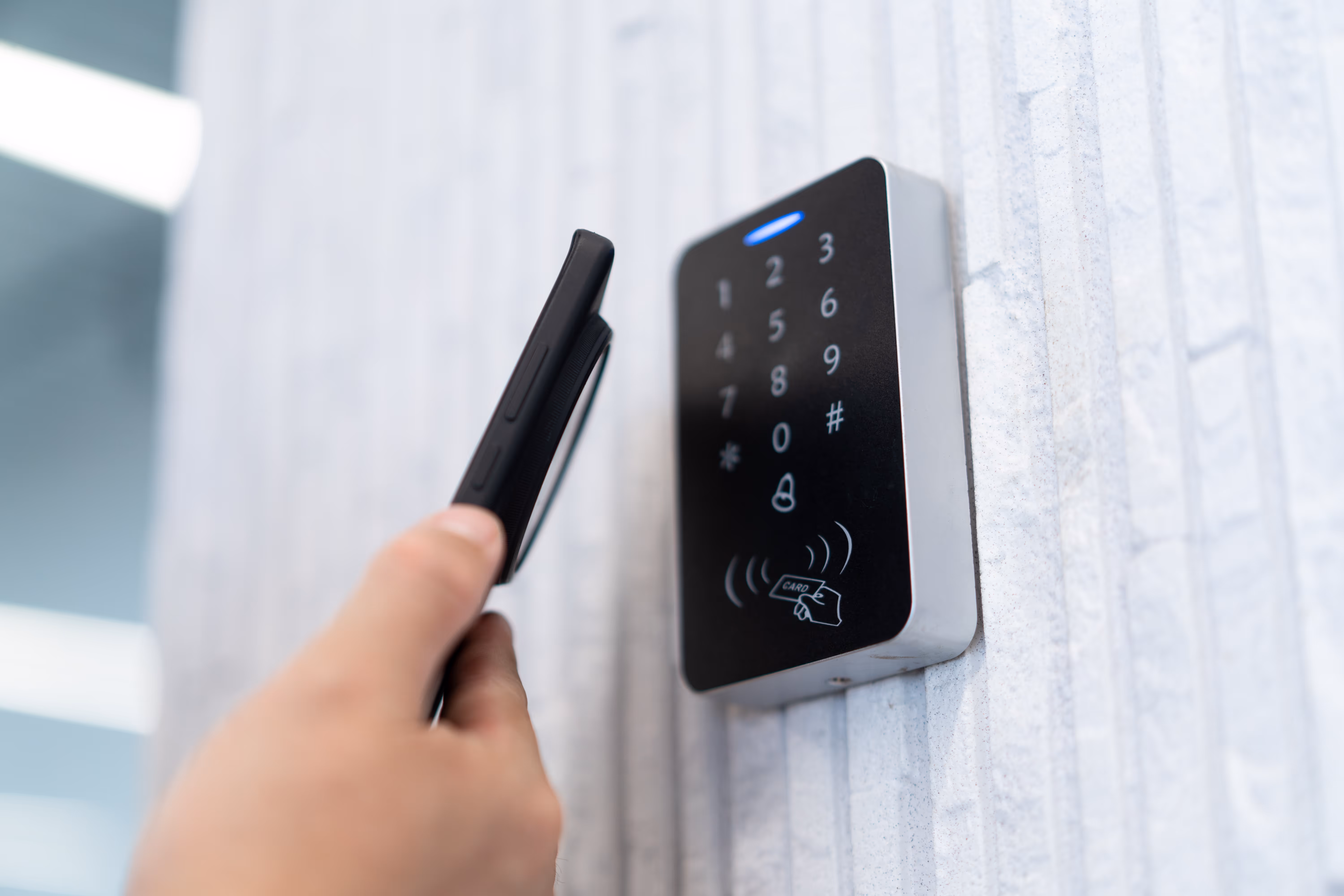 Utilisation d'une serrure connectée intelligente avec clavier numérique et badge à Bordeaux