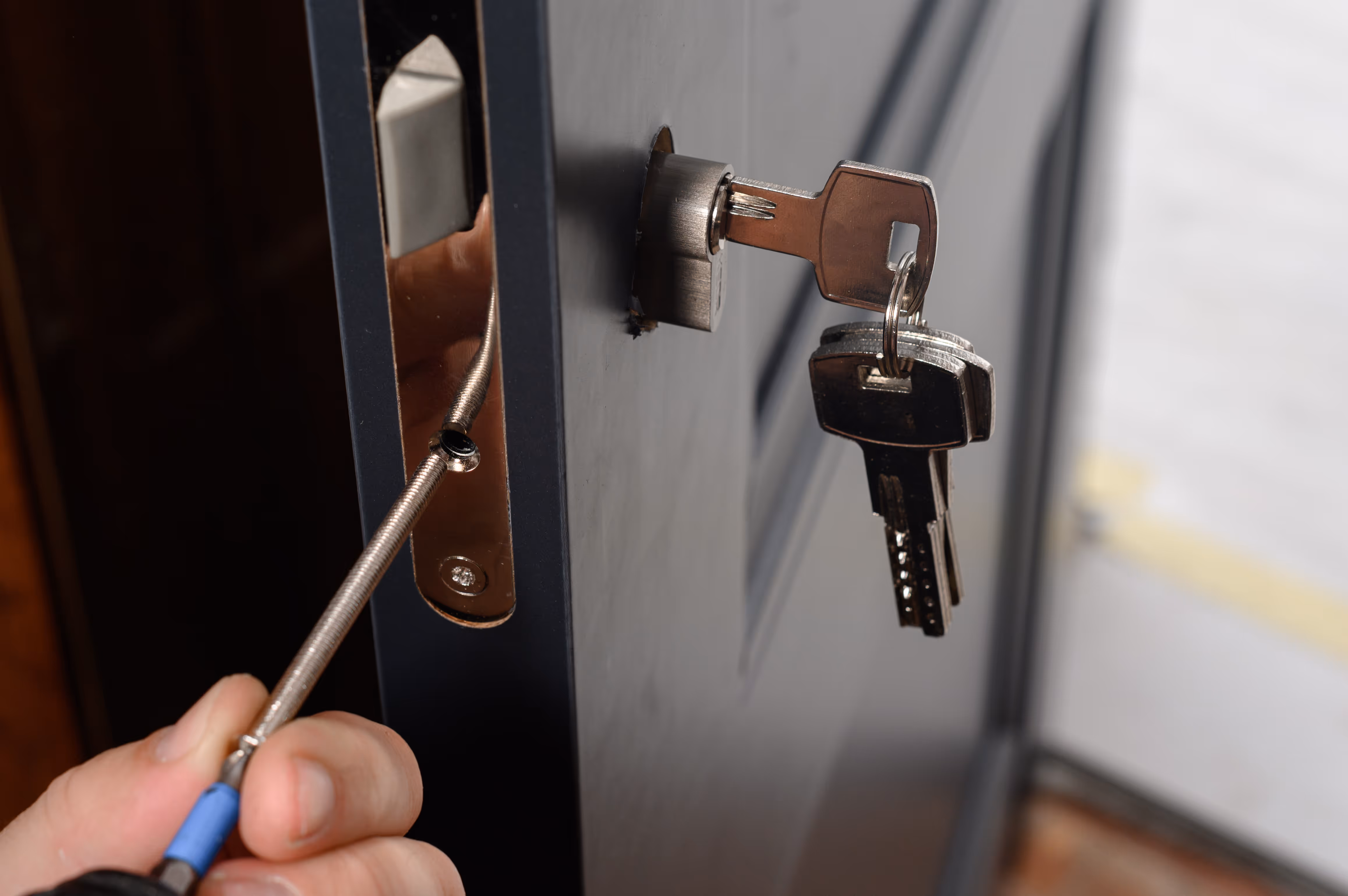 Technicien serrurier réalisant une ouverture de porte propre à Bordeaux avec un tournevis de précision